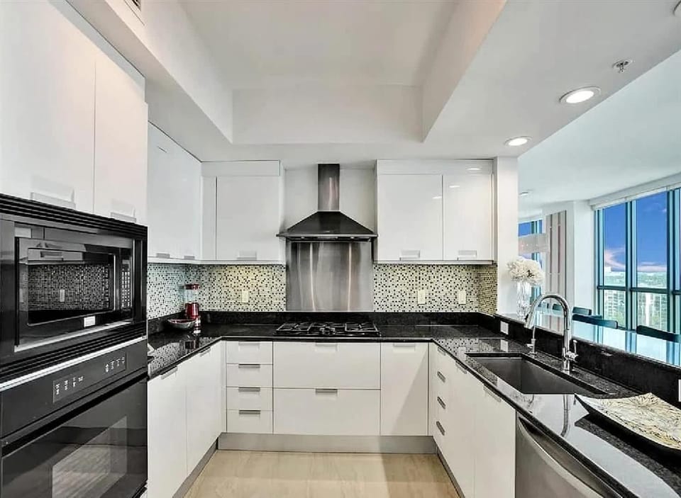 Bright Three-Bedroom Condo with Ocean Views Apartment in Hollywood Beach