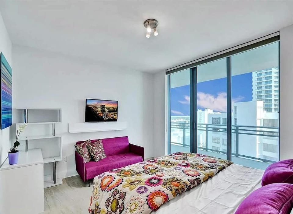 Bright Three-Bedroom Condo with Ocean Views Apartment in Hollywood Beach