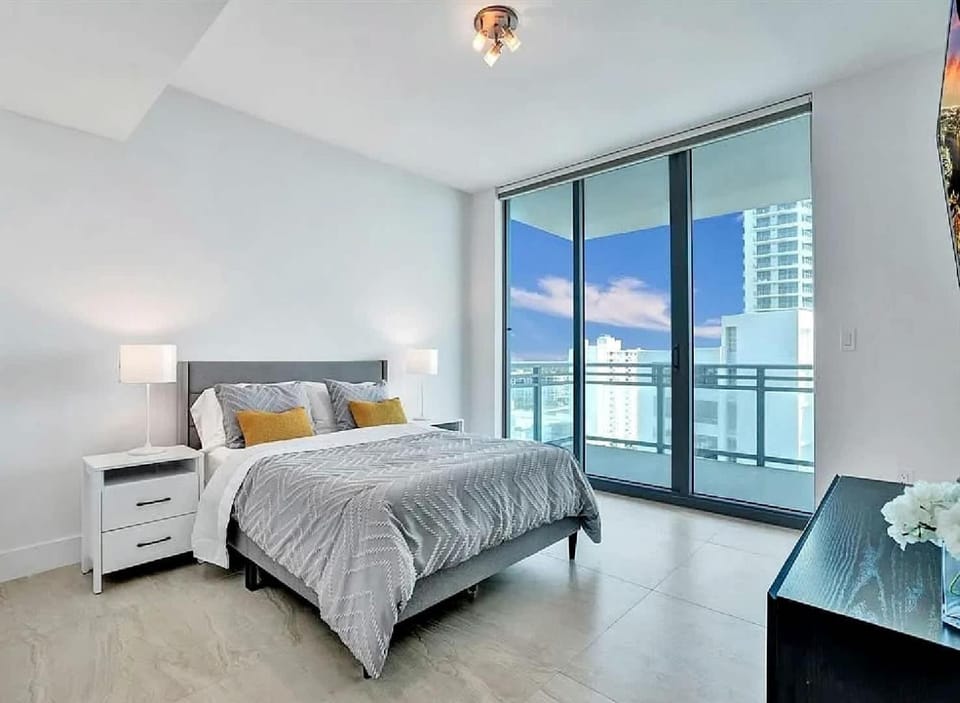 Bright Three-Bedroom Condo with Ocean Views Apartment in Hollywood Beach