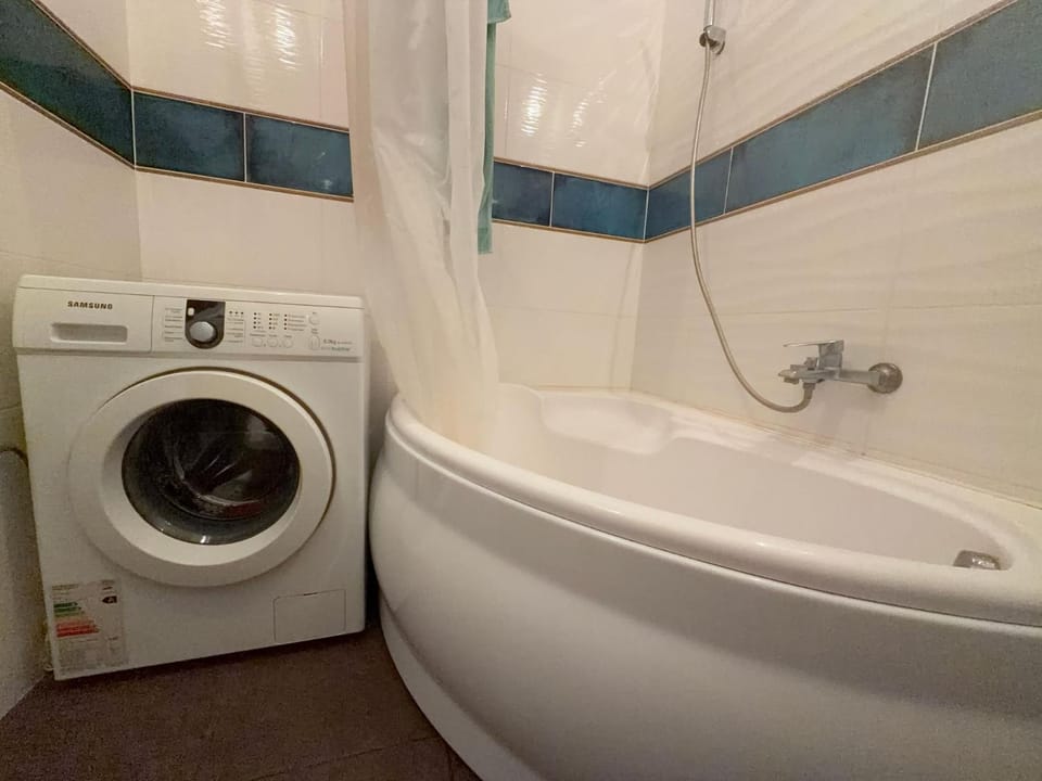 Bathroom, Bath, washing machine, dryer