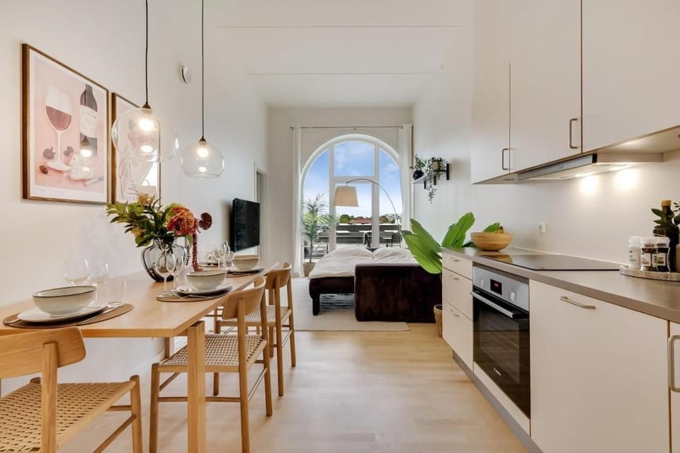 Kitchen or kitchenette, Living room, Food and drinks, Seating area, Dining area, Food, oven, stove
