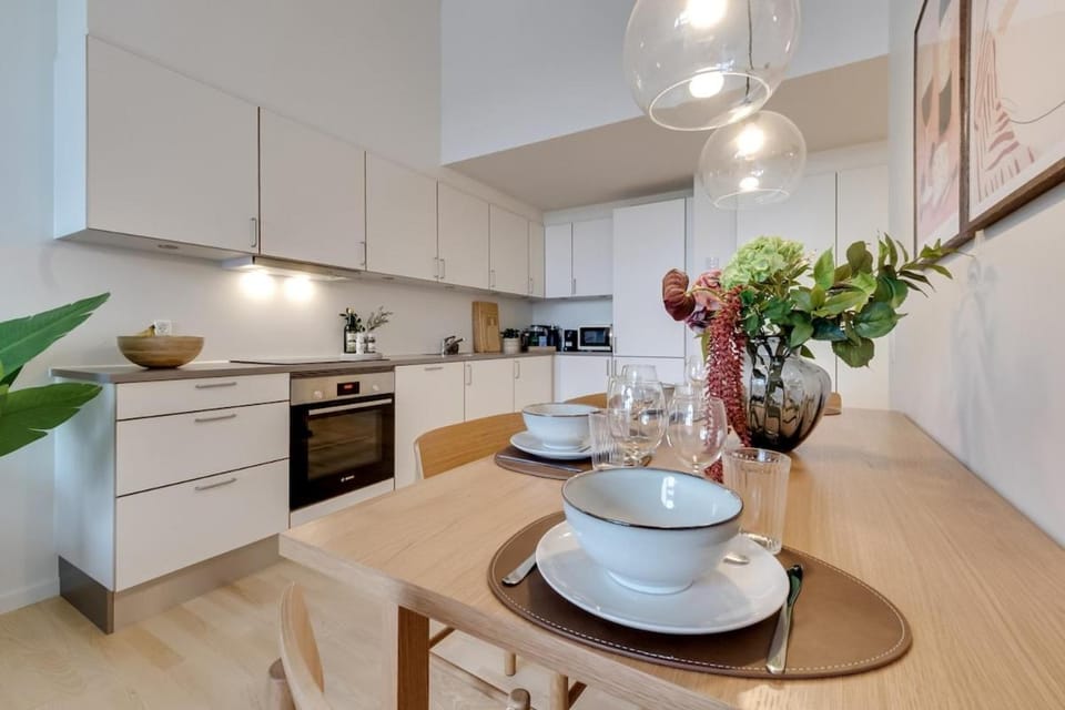 Coffee/tea facilities, Kitchen or kitchenette, Dining area, stove, toaster