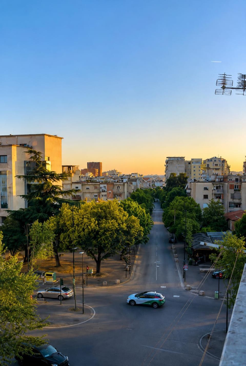 Property building, Day, Neighbourhood, Bird's eye view, View (from property/room), City view, Street view, Location, Parking