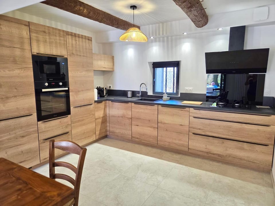 Kitchen or kitchenette, dishwasher, oven