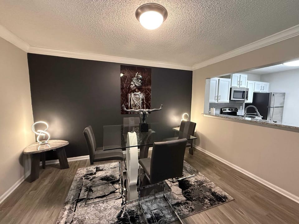 Perimeter Mall Luxe Retreat - King Bed Fireplace Apartment in Sandy Springs
