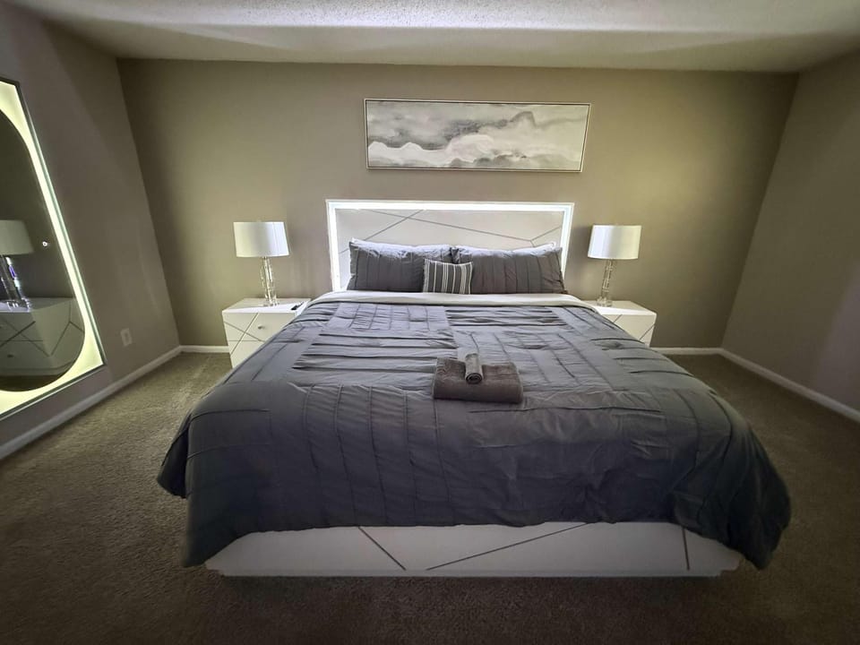 Perimeter Mall Luxe Retreat - King Bed Fireplace Apartment in Sandy Springs