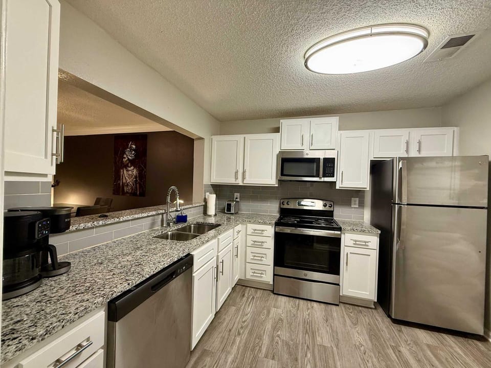 Perimeter Mall Luxe Retreat - King Bed Fireplace Apartment in Sandy Springs