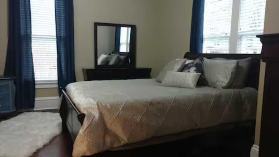 Sleeps 6 Pet Friendly Retreat Porch Swing Near UNA Apartment in Florence