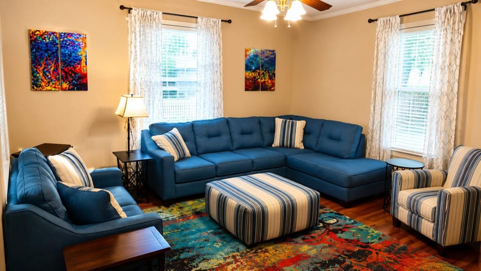 Sleeps 6 Pet Friendly Retreat Porch Swing Near UNA Apartment in Florence