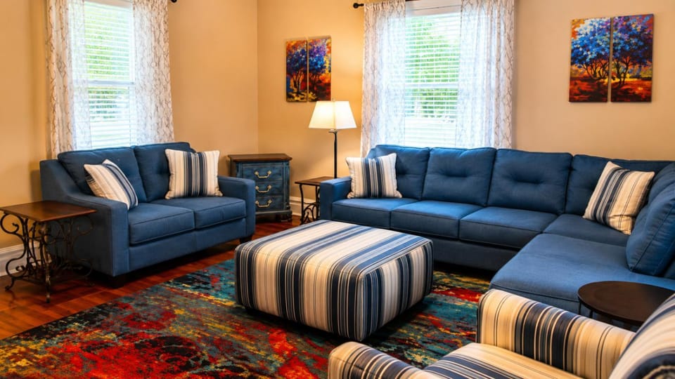 Sleeps 6 Pet Friendly Retreat Porch Swing Near UNA Apartment in Florence