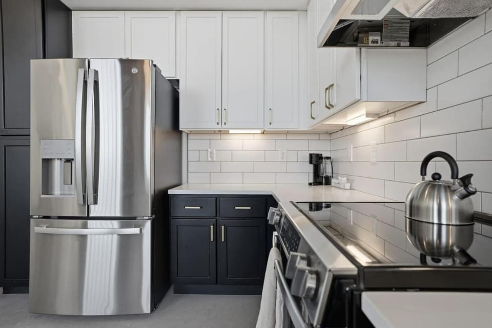 Coffee/tea facilities, Kitchen or kitchenette, stove