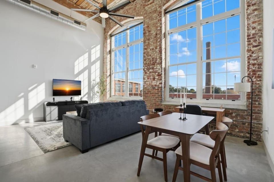 TV and multimedia, Living room, Seating area, Dining area