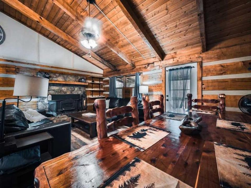 Luxury Cabin Sleeps 8 With Hot Tub Near Douglas Lake Cabin in Douglas Lake