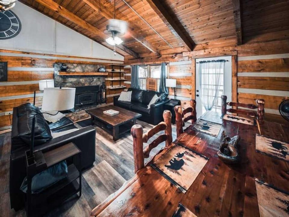 Luxury Cabin Sleeps 8 With Hot Tub Near Douglas Lake Cabin in Douglas Lake