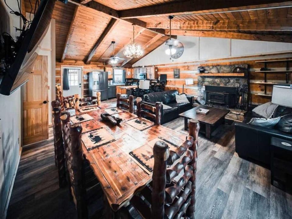 Luxury Cabin Sleeps 8 With Hot Tub Near Douglas Lake Cabin in Douglas Lake