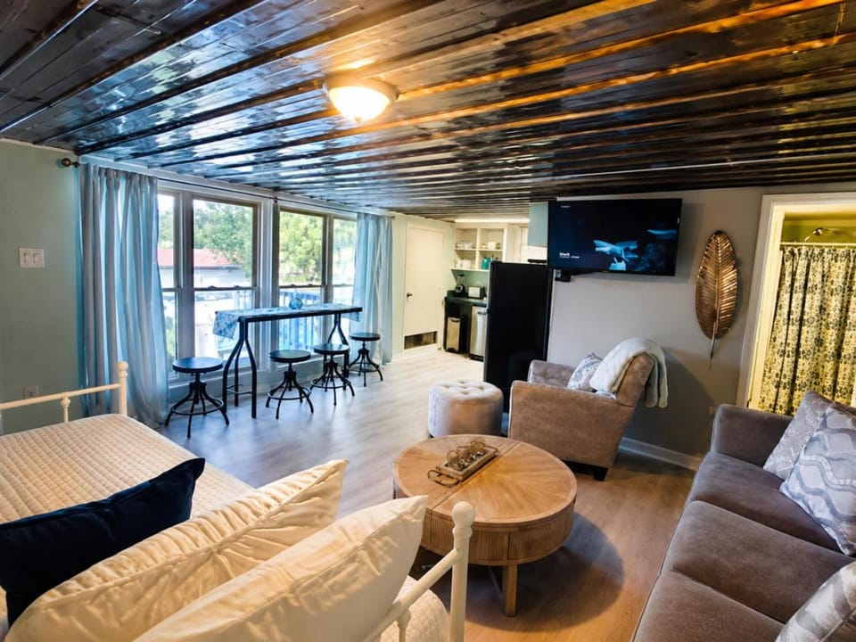 Riverfront stay Near Wilson Dam with Grill House in Florence