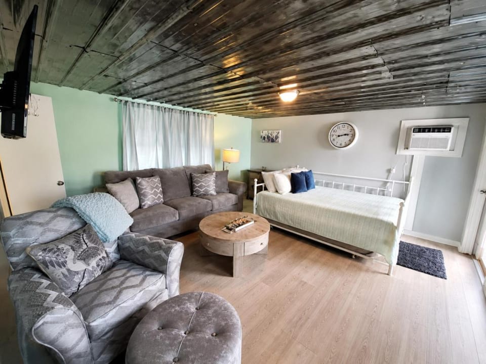 Riverfront stay Near Wilson Dam with Grill House in Florence
