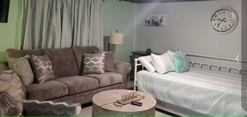 Riverfront stay Near Wilson Dam with Grill House in Florence