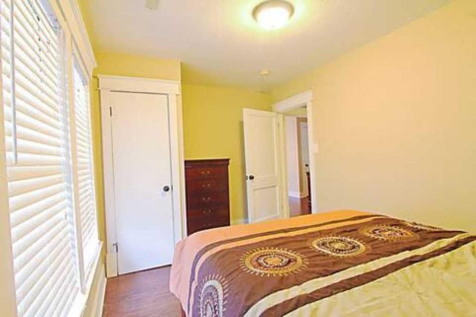 Spacious 2BR Condo Near Wilson Park and Live music House in Florence