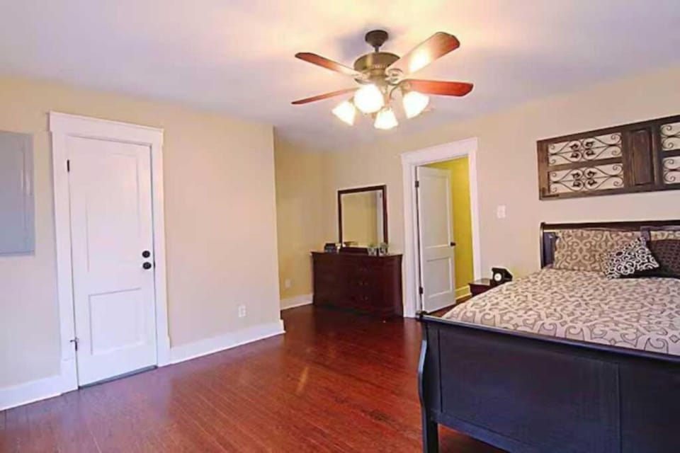Spacious 2BR Condo Near Wilson Park and Live music House in Florence
