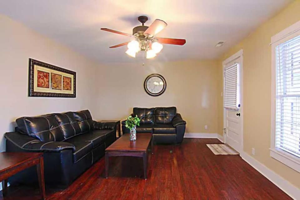 Spacious 2BR Condo Near Wilson Park and Live music House in Florence
