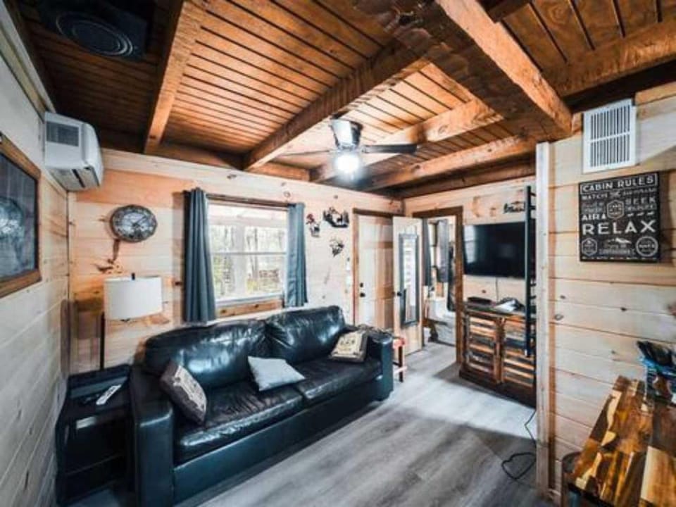 Sevierville Smoky Cabin with Hot Tub Views and Wi-Fi Cabin in Douglas Lake