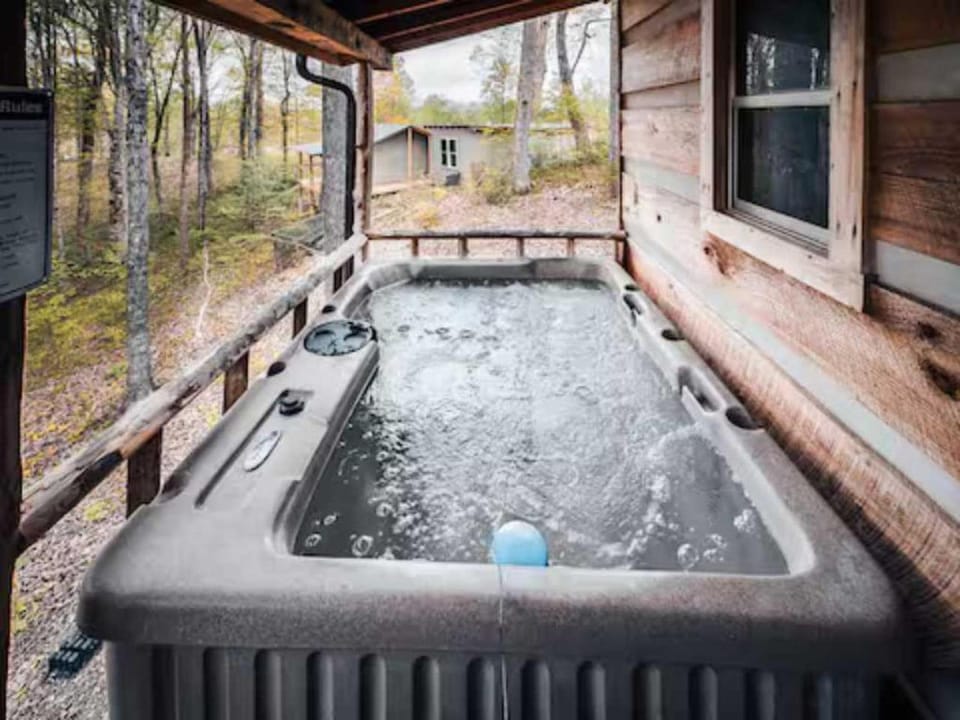 Sevierville Smoky Cabin with Hot Tub Views and Wi-Fi Cabin in Douglas Lake