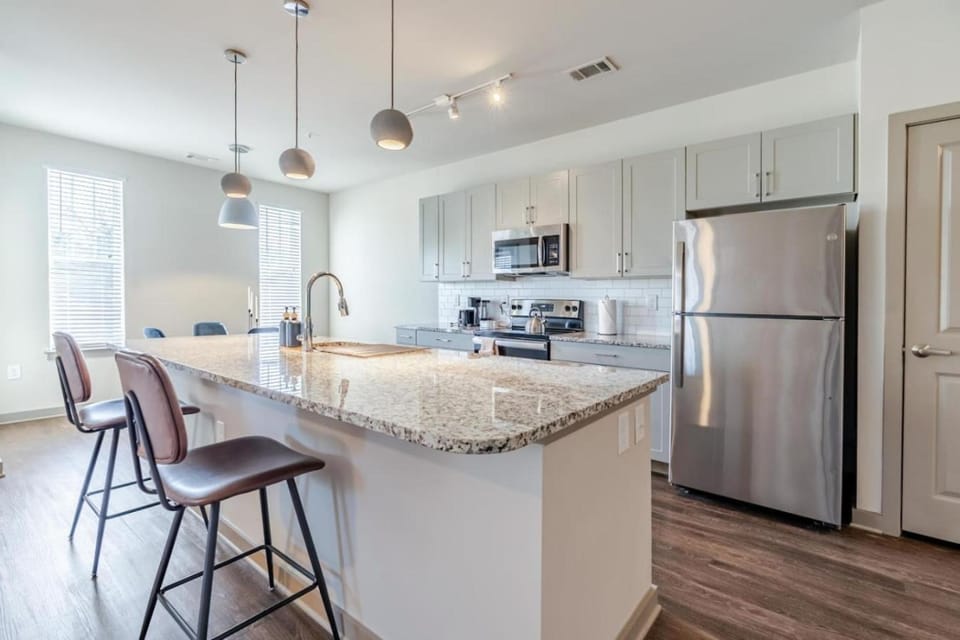 Kitchen or kitchenette, Dining area, oven, stove