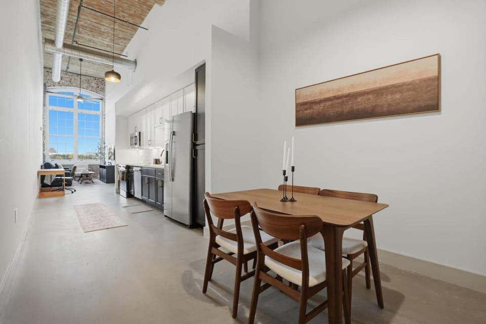 Kitchen or kitchenette, Seating area, Dining area