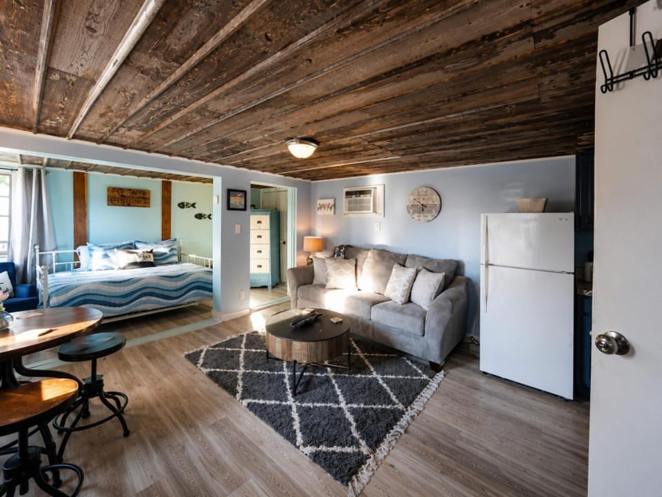 Lakefront Condo Near Town and Marina with Firepit Joys House in Florence
