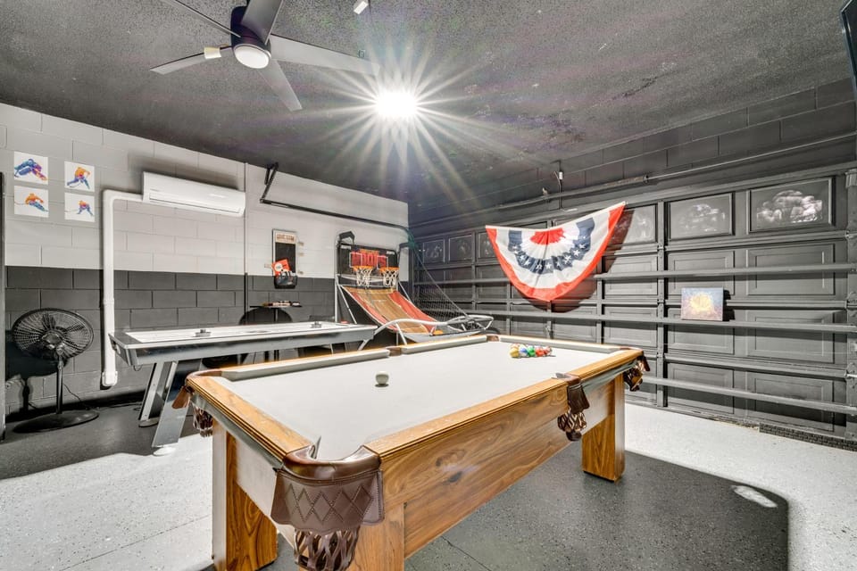 Kid-Themed Bedrooms, Pool & Games! Kissimmee Home House in Kissimmee