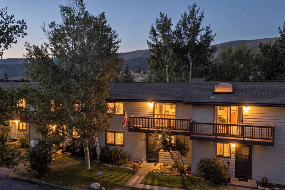 Eagle Vail Retreat On Golf Course with Fire Pit House in Avon