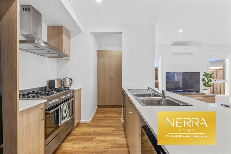 Kitchen or kitchenette, dishwasher, stove