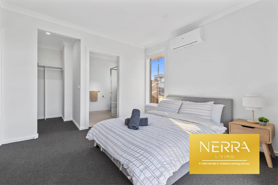 Bed, Photo of the whole room, Bedroom, towels, wardrobe, air conditioner