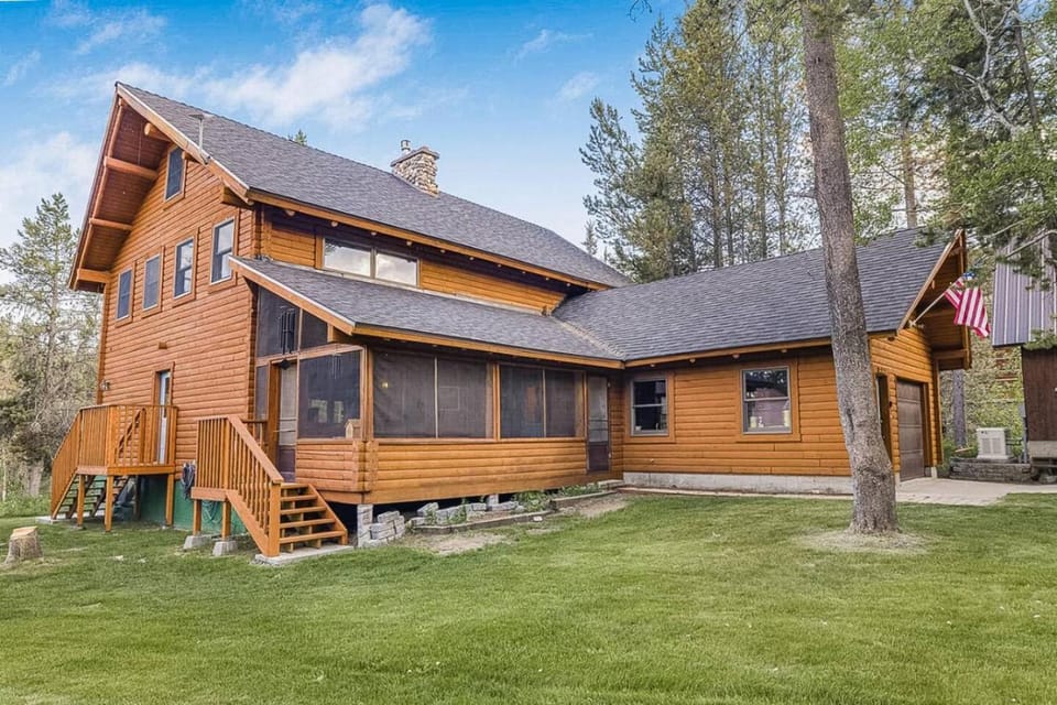 Buffalo Bliss - 18 Guests, Magical Riverfront Cabin, Peaceful, Fire Pit Cabin in Island Park