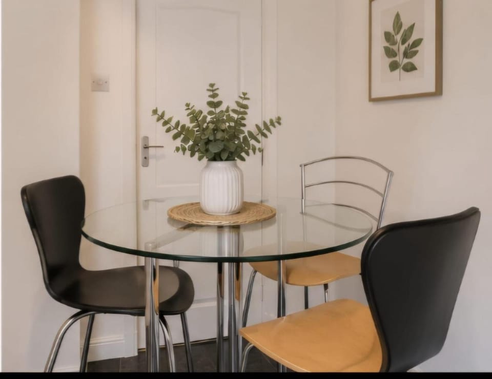 Stylish 3 BDR near Edinburgh Sleeps 5 Free Parking House in Dunfermline