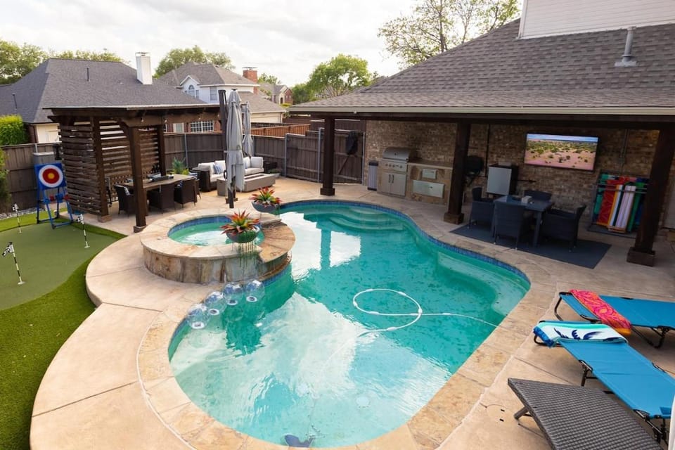 Stay at Golden Hour, Pool, Hot Tub, Sleeps 10 or more House in Coppell