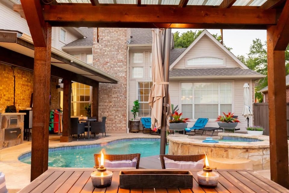 Stay at Golden Hour, Pool, Hot Tub, Sleeps 10 or more House in Coppell