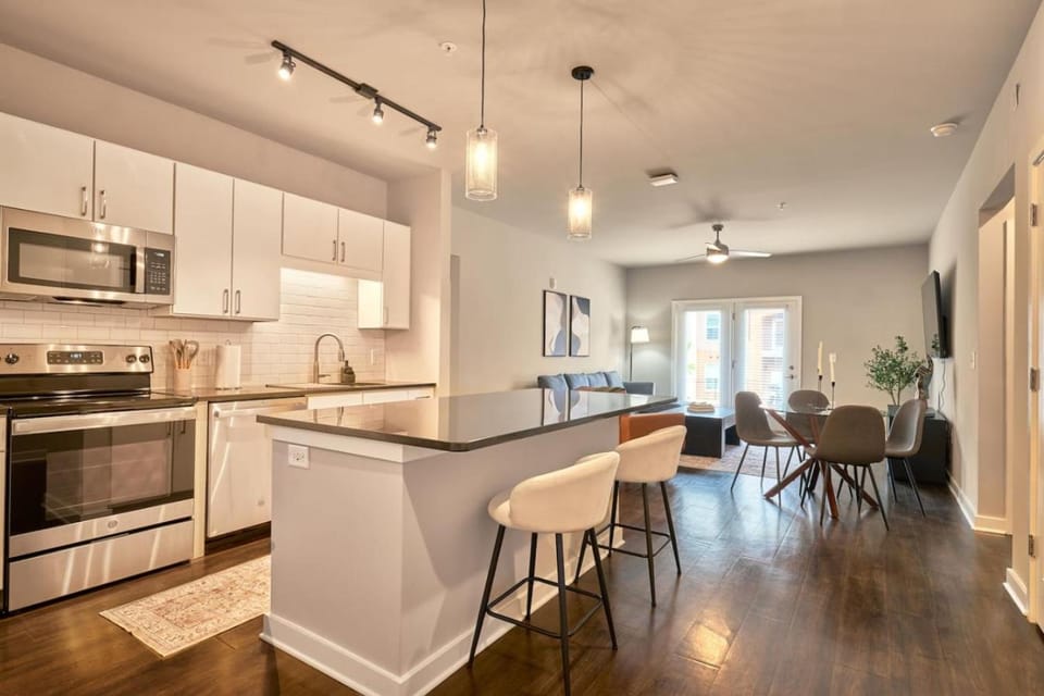 Kitchen or kitchenette, Seating area, Dining area, oven