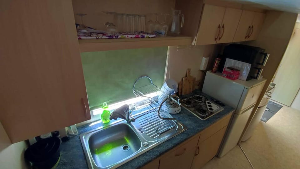 Coffee/tea facilities, Kitchen or kitchenette, stove