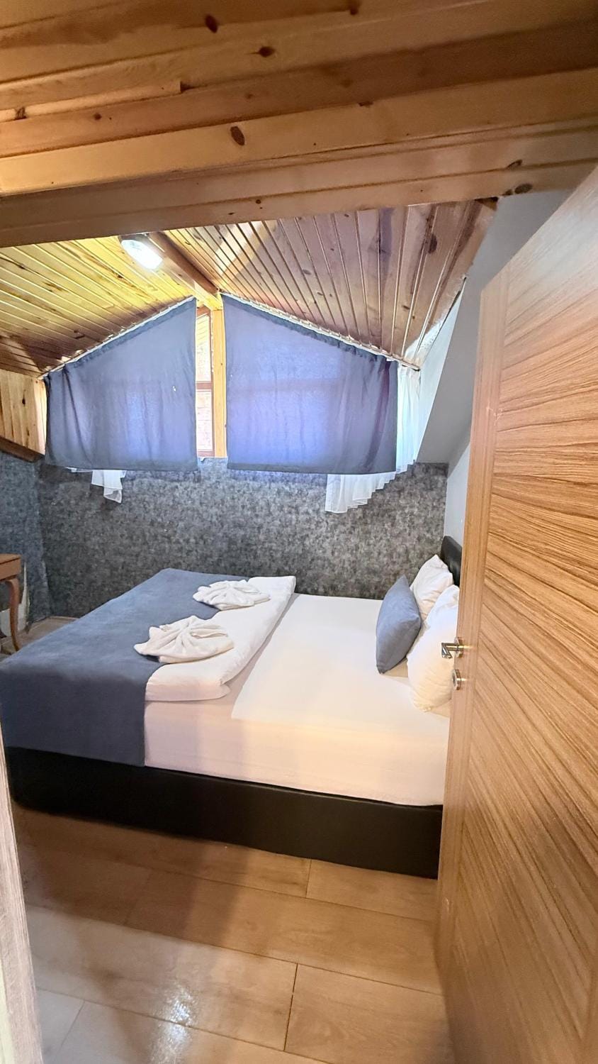 Bed, Bedroom, towels