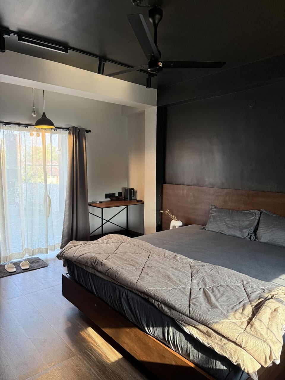 Photo of the whole room, Bedroom