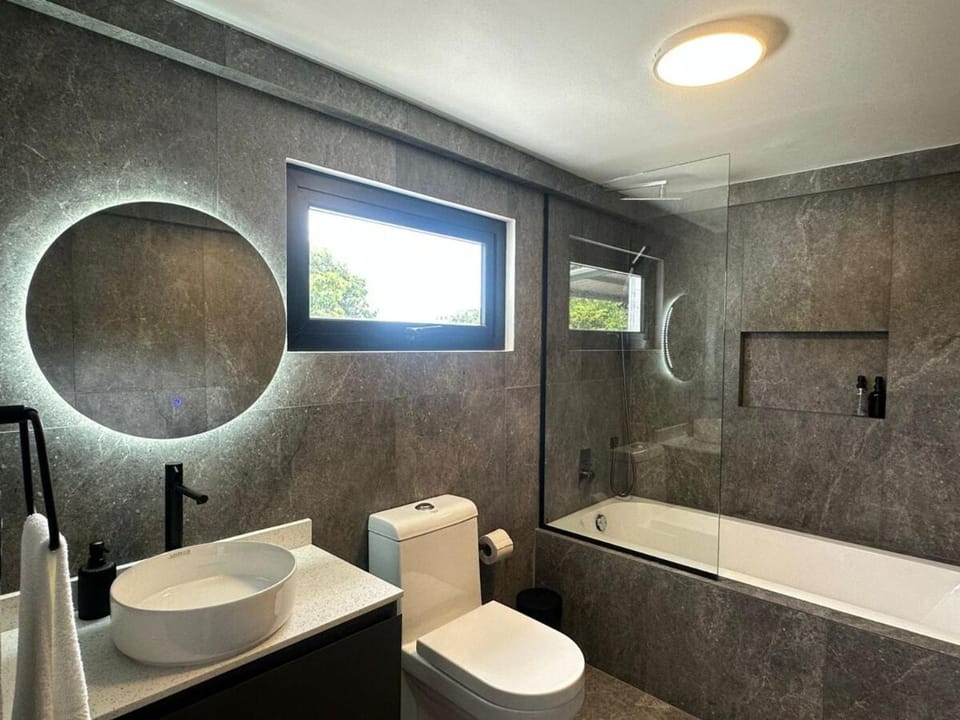 Modern 5BR Villa in Escalon with Private Pool, Big Garden and 10 beds! House in San Salvador