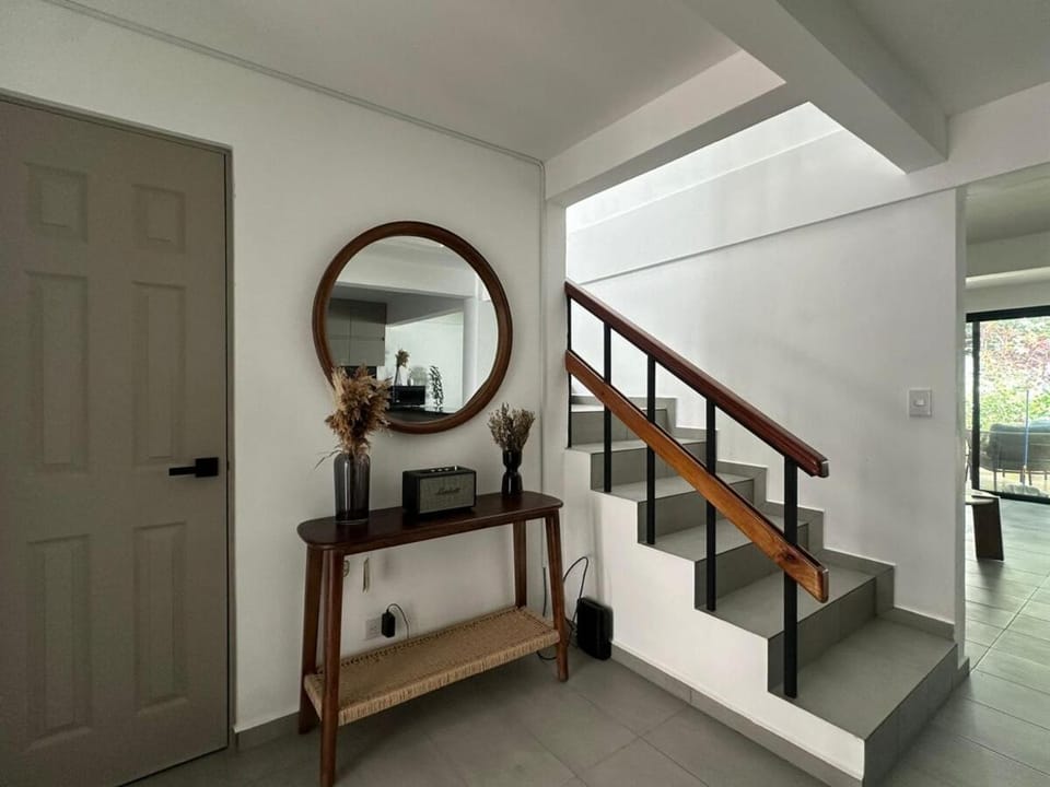 Modern 5BR Villa in Escalon with Private Pool, Big Garden and 10 beds! House in San Salvador