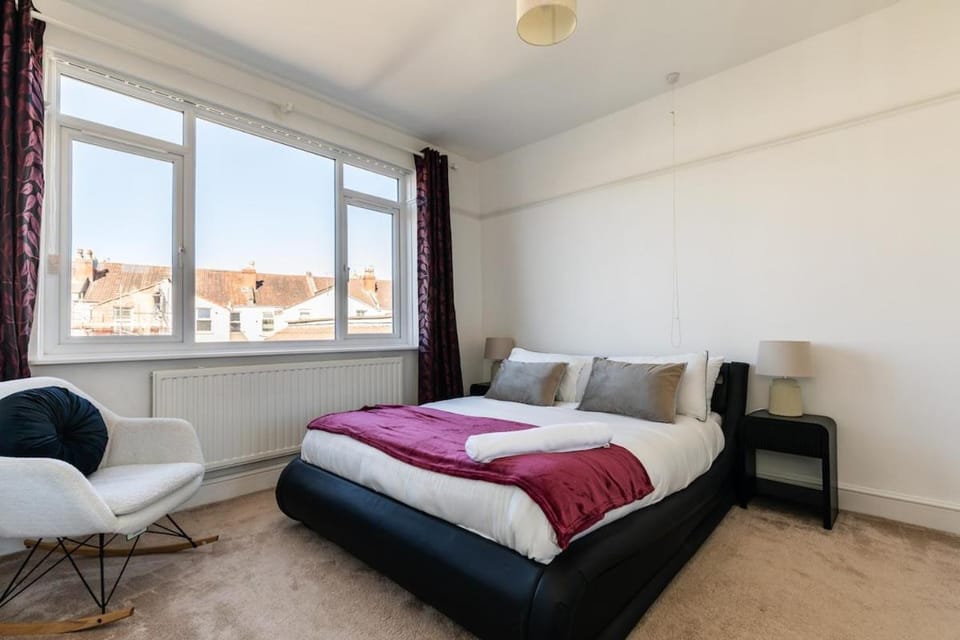 Oldbury - Big 7-Bedroom House w Garden & Parking for 14 Guests House in Bristol