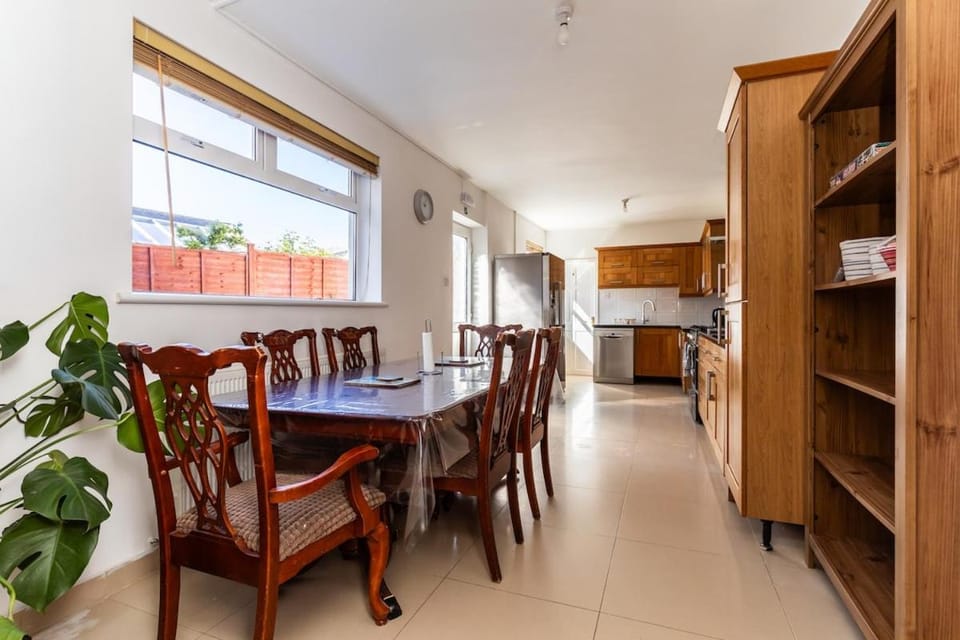 Oldbury - Big 7-Bedroom House w Garden & Parking for 14 Guests House in Bristol