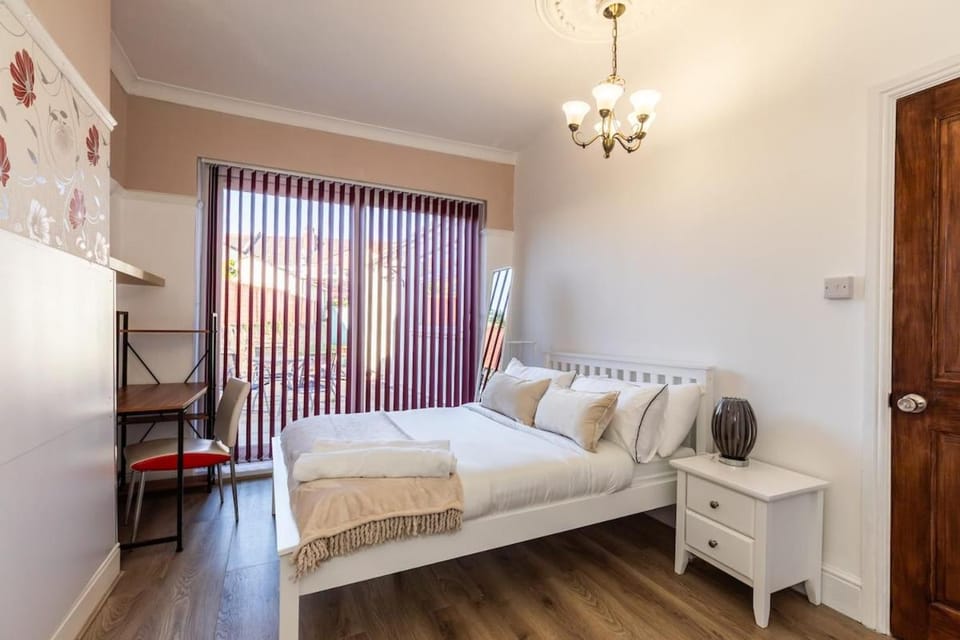 Oldbury - Big 7-Bedroom House w Garden & Parking for 14 Guests House in Bristol