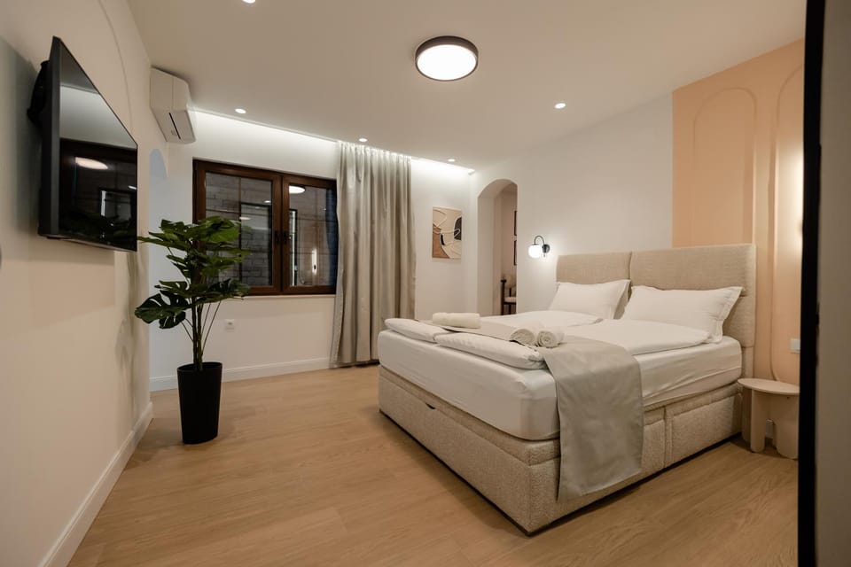 Property building, Bed, TV and multimedia, Bedroom, air conditioner