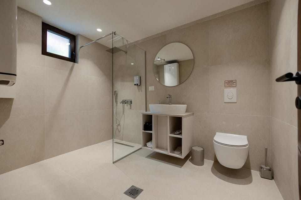 Toilet, Property building, Bathroom