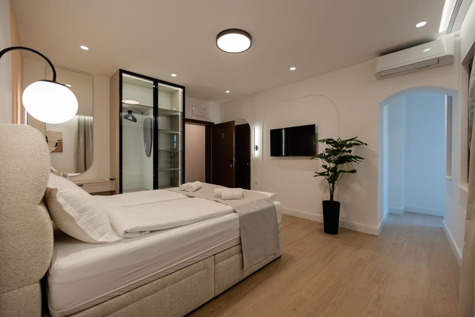 Property building, Bed, TV and multimedia, Bedroom, wardrobe, air conditioner